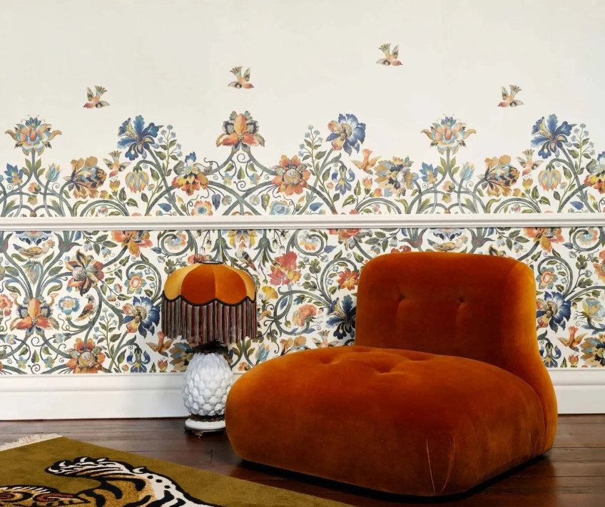 Blumentapeten mit Sockel und Tapeten mit Blumenvorhang