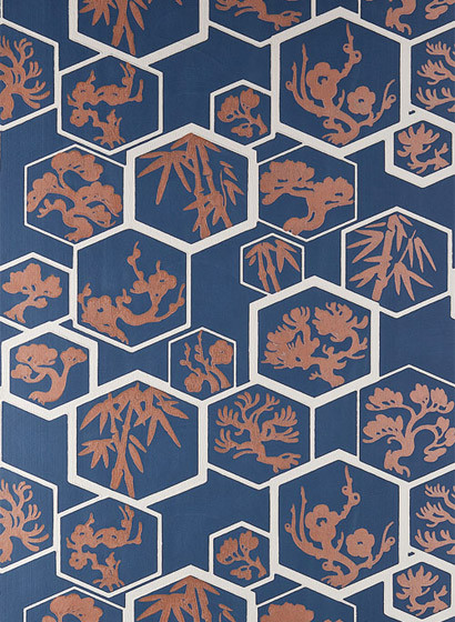 Farrow & Ball Papier peint Shouchikubai - Stiffkey Blue/ Copper-1828.4 Farrow & Ball Papier peint Shouchikubai - Stiffkey Blue/ Copper-1828.4
