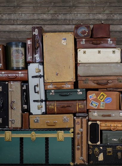 Rebel Walls Papier peint panoramique Stacked Suitcases-2416 Rebel Walls Papier peint panoramique Stacked Suitcases-2416