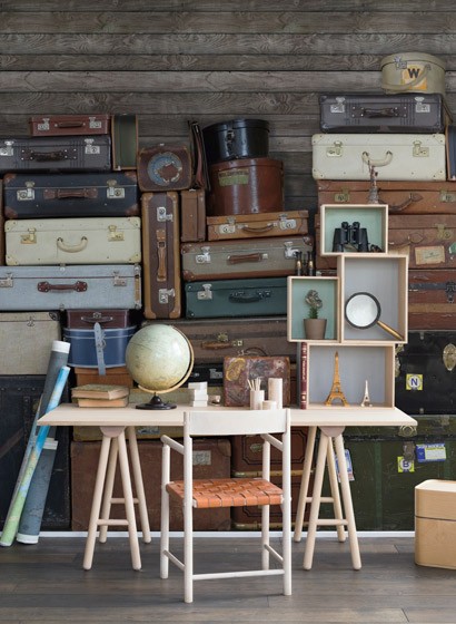 Rebel Walls Papier peint panoramique Stacked Suitcases-2416 Rebel Walls Papier peint panoramique Stacked Suitcases-2416