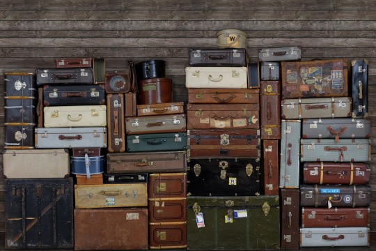 Wandbild Stacked Suitcases von Rebel Walls - Large Heap