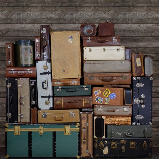 Wandbild Stacked Suitcases von Rebel Walls - Heap