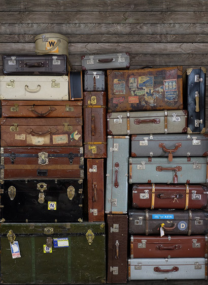 Wandbild Stacked Suitcases von Rebel Walls - Large Heap