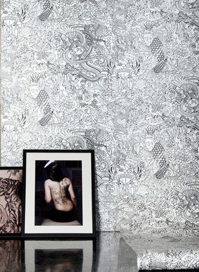 Grafische Tapete Horimono von Jean Paul Gaultier