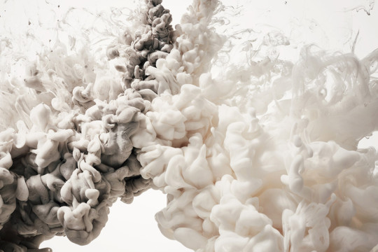 Rauch Tapete Frozen Moment von Rebel Walls - Cream