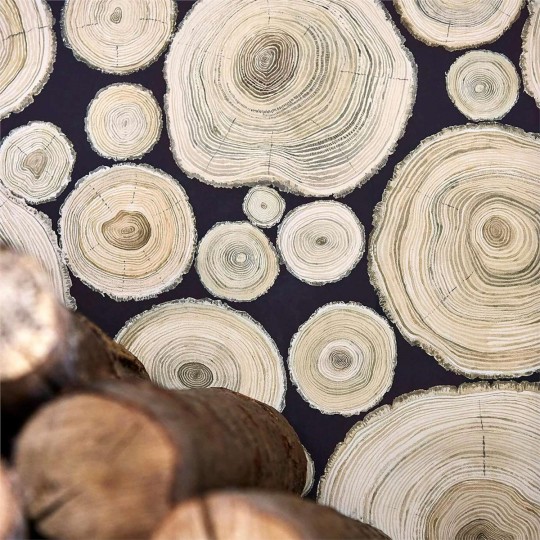 Holzscheiben Tapete Alnwick Logs von Sanderson - Black