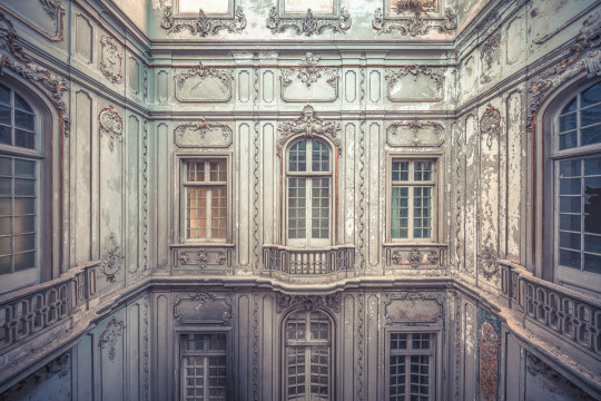 Fassadentapete Ruin Escape von Rebel Walls