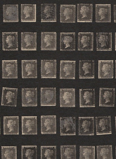 Briefmarken-Tapete Penny Post von Andrew Martin - Charcoal