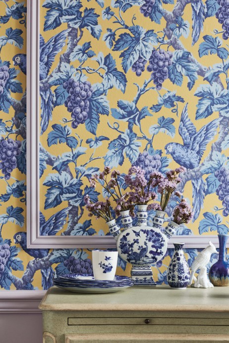 Cole & Son Papier peint Woodvale Orchard - Hyacinth, Lilac & China Blue on Ochre