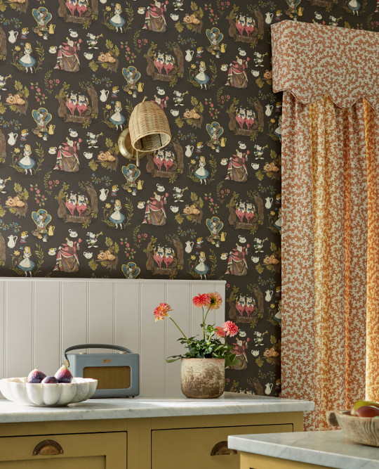 Sanderson Wallpaper Alice in Wonderland - Chocolate