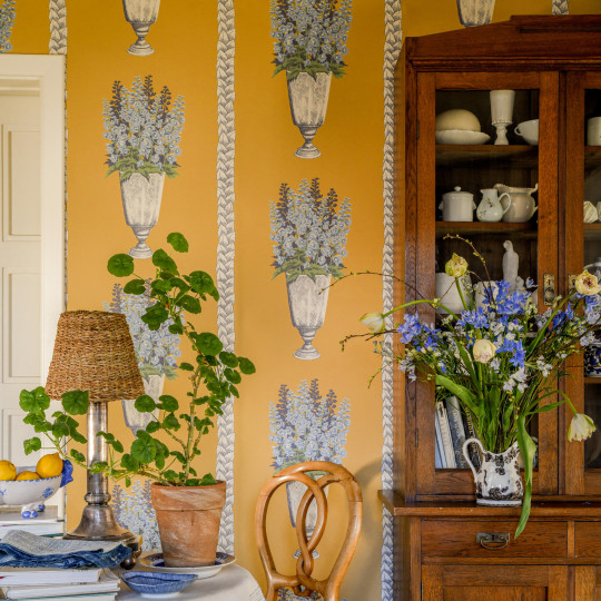 Långelid / von Brömssen Carta da parati Delphinium - Mustard