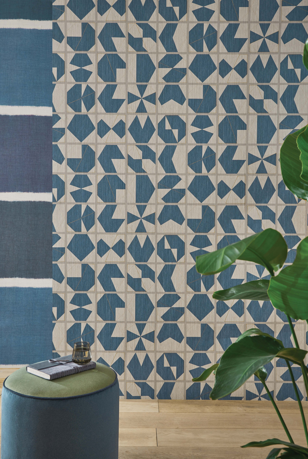 Osborne & Little Wallpaper Kutani Vinyl