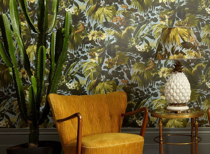 Florale Tapeten mit üppigem Blattwerk