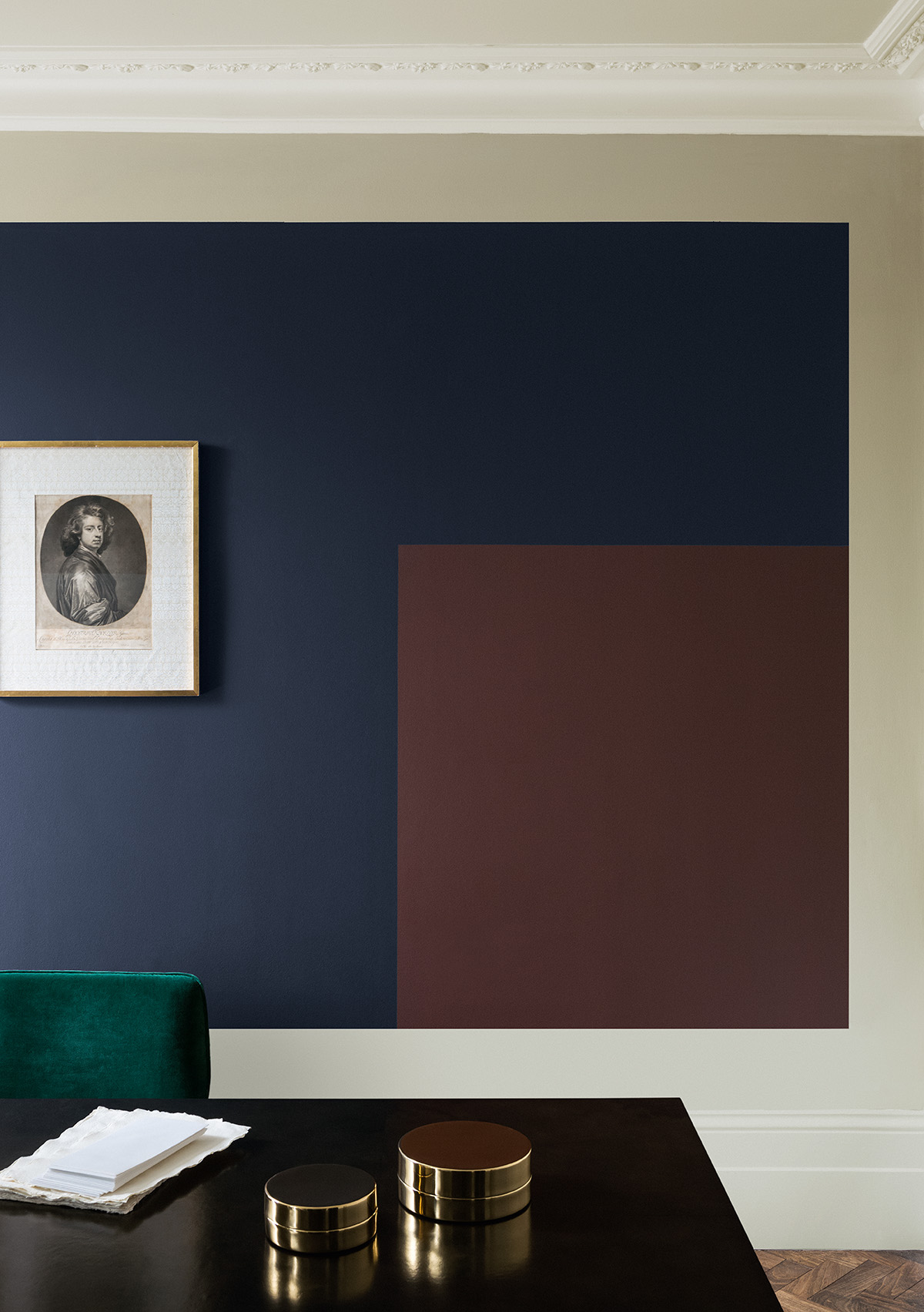 Светло серая краска для стен в интерьере. Матовые стены окрашены. Матовый цвет краски стен. Матовая краска для стен и полуматовая. Краска для стен серая матовая.